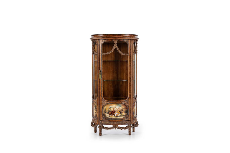 SPANISH-A-Display-cabinet