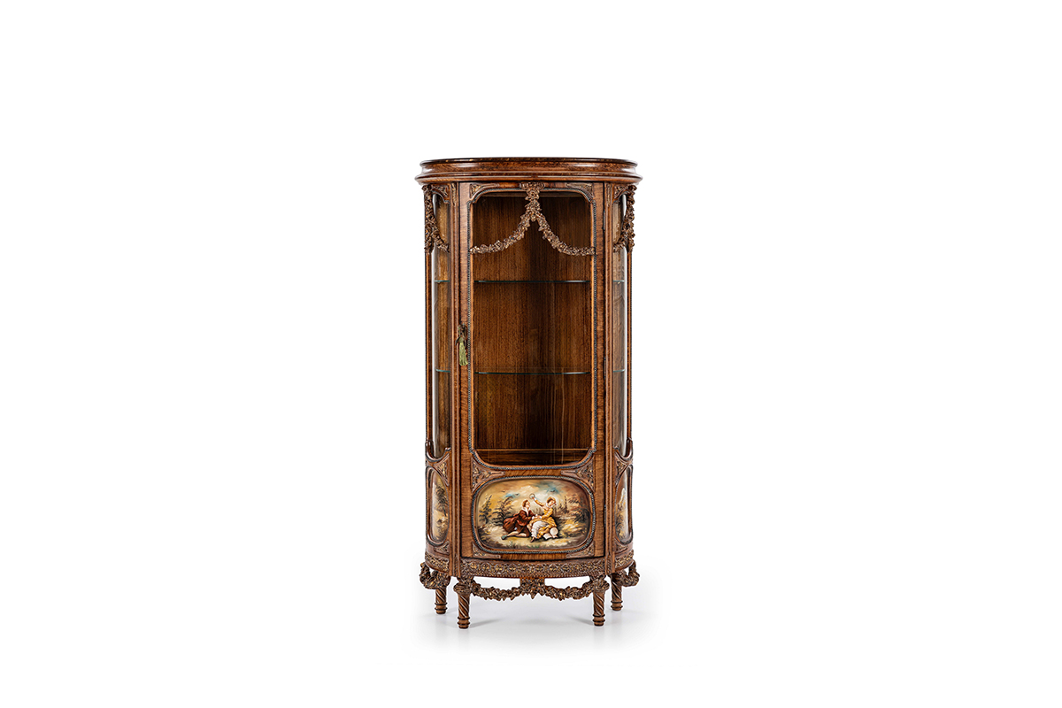 SPANISH-A-Display-cabinet