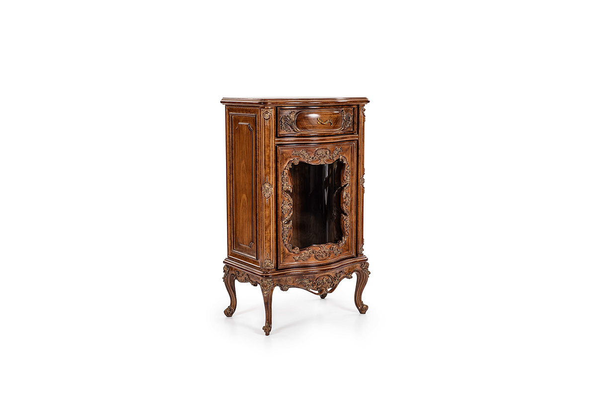 LEON-Display-cabinet